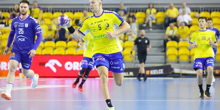 07.09.2025. Kielce. Mecz Industria Kielce - Wybrzeże Gdańsk / Fot. Wiktor Taszłow - Radio Kielce