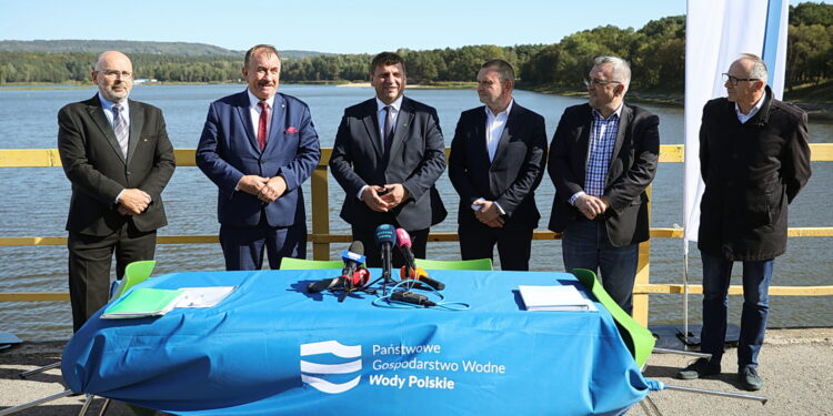 26.09.2025. Cedzyna. Podpisanie umowy na remont tamy / Fot. Wiktor Taszłow - Radio Kielce