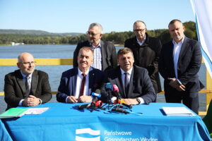 26.09.2025. Cedzyna. Podpisanie umowy na remont tamy / Fot. Wiktor Taszłow - Radio Kielce