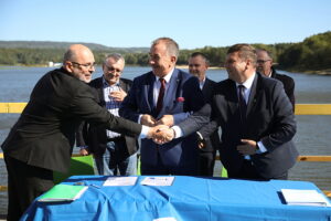 26.09.2025. Cedzyna. Podpisanie umowy na remont tamy / Fot. Wiktor Taszłow - Radio Kielce
