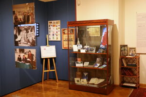 26.09.2025. Kielce. Muzeum Historii Kielc. Wystawa „W szkolnej ławie. 300 lat najstarszej szkoły średniej w Kielcach” / Fot. Wiktor Taszłow – Radio Kielce