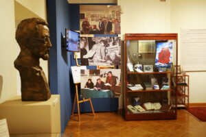 26.09.2025. Kielce. Muzeum Historii Kielc. Wystawa „W szkolnej ławie. 300 lat najstarszej szkoły średniej w Kielcach” / Fot. Wiktor Taszłow – Radio Kielce