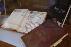 26.09.2025. Kielce. Muzeum Historii Kielc. Wystawa „W szkolnej ławie. 300 lat najstarszej szkoły średniej w Kielcach” / Fot. Wiktor Taszłow – Radio Kielce