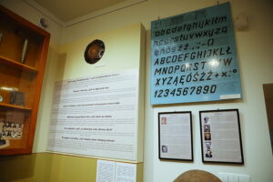 26.09.2025. Kielce. Muzeum Historii Kielc. Wystawa „W szkolnej ławie. 300 lat najstarszej szkoły średniej w Kielcach” / Fot. Wiktor Taszłow – Radio Kielce