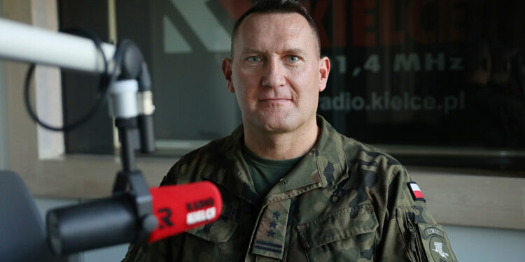 Rozmowa Dnia. Na zdjęciu: Płk Krzysztof Orzech, komendant Centrum Przygotowań do Misji Zagranicznych w Kielcach / Fot. Wiktor Taszłow - Radio Kielce