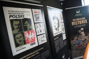 08.09.2025. Kielce. Wojewódzka Biblioteka Publiczna. Wernisaż wystawy: PRZEMILCZANE HISTORIE na znaczkach Poczty Podziemnej z lat osiemdziesiątych XX wieku / Fot. Wiktor Taszłow - Radio Kielce