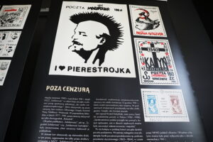 08.09.2025. Kielce. Wojewódzka Biblioteka Publiczna. Wernisaż wystawy: PRZEMILCZANE HISTORIE na znaczkach Poczty Podziemnej z lat osiemdziesiątych XX wieku / Fot. Wiktor Taszłow - Radio Kielce