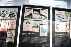 08.09.2025. Kielce. Wojewódzka Biblioteka Publiczna. Wernisaż wystawy: PRZEMILCZANE HISTORIE na znaczkach Poczty Podziemnej z lat osiemdziesiątych XX wieku / Fot. Wiktor Taszłow - Radio Kielce