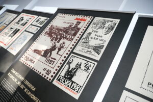 08.09.2025. Kielce. Wojewódzka Biblioteka Publiczna. Wernisaż wystawy: PRZEMILCZANE HISTORIE na znaczkach Poczty Podziemnej z lat osiemdziesiątych XX wieku / Fot. Wiktor Taszłow - Radio Kielce