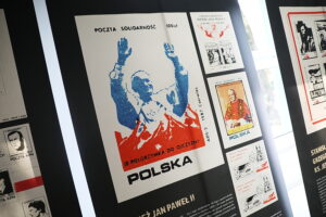 08.09.2025. Kielce. Wojewódzka Biblioteka Publiczna. Wernisaż wystawy: PRZEMILCZANE HISTORIE na znaczkach Poczty Podziemnej z lat osiemdziesiątych XX wieku / Fot. Wiktor Taszłow - Radio Kielce