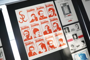 08.09.2025. Kielce. Wojewódzka Biblioteka Publiczna. Wernisaż wystawy: PRZEMILCZANE HISTORIE na znaczkach Poczty Podziemnej z lat osiemdziesiątych XX wieku / Fot. Wiktor Taszłow - Radio Kielce