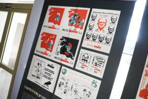 08.09.2025. Kielce. Wojewódzka Biblioteka Publiczna. Wernisaż wystawy: PRZEMILCZANE HISTORIE na znaczkach Poczty Podziemnej z lat osiemdziesiątych XX wieku / Fot. Wiktor Taszłow - Radio Kielce