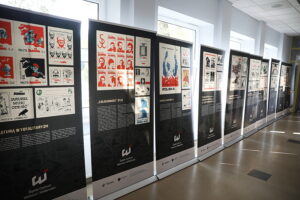 08.09.2025. Kielce. Wojewódzka Biblioteka Publiczna. Wernisaż wystawy: PRZEMILCZANE HISTORIE na znaczkach Poczty Podziemnej z lat osiemdziesiątych XX wieku / Fot. Wiktor Taszłow - Radio Kielce