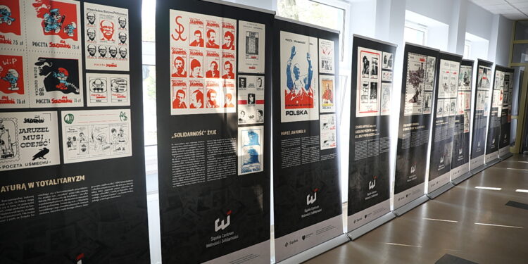 08.09.2025. Kielce. Wojewódzka Biblioteka Publiczna. Wernisaż wystawy: PRZEMILCZANE HISTORIE na znaczkach Poczty Podziemnej z lat osiemdziesiątych XX wieku / Fot. Wiktor Taszłow - Radio Kielce