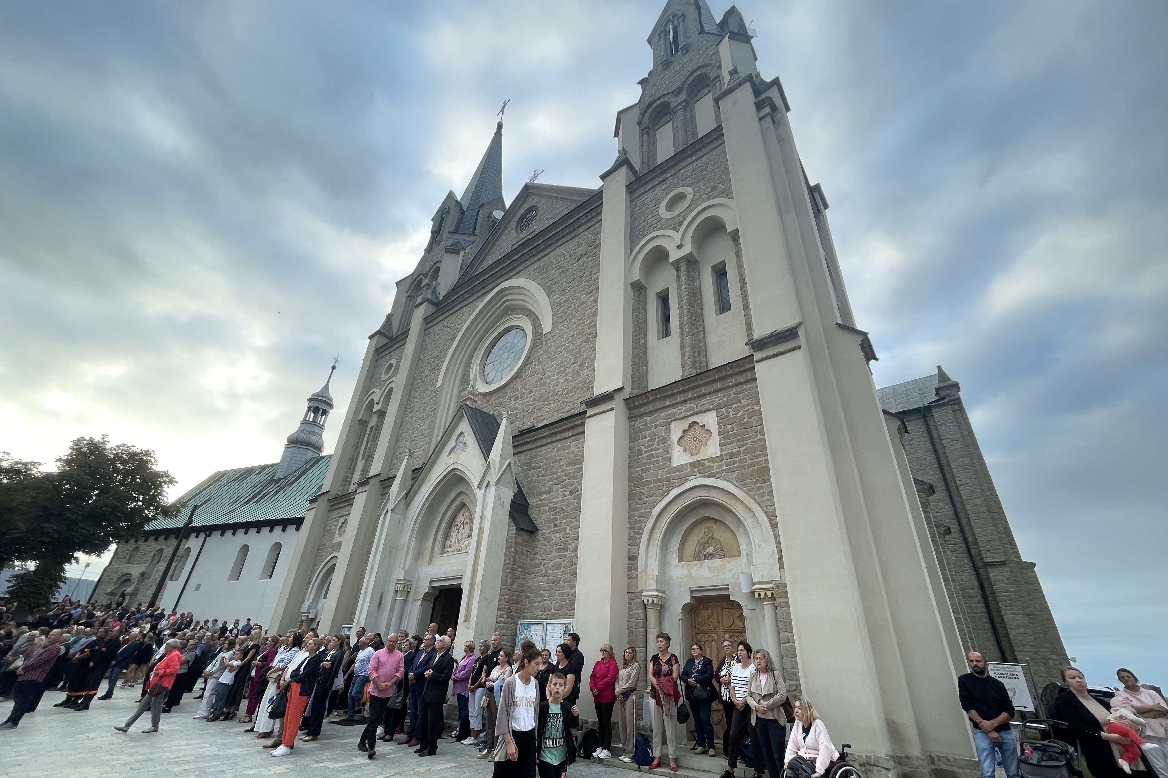Tłumy wiernych na uroczystościach maryjnych w Sulisławicach