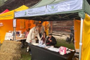 17.09.2025. Tokarnia. Park Etnograficzny. Spotkanie integracyjne Zakładów Aktywności Zawodowej / Fot. Iwona Murawska-Bujnowicz - Radio Kielce
