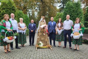 Końskie. Wieniec dożynkowy, który wykonały mieszkanki Starego Kazanowa / Fot. Wioletta Patynowska