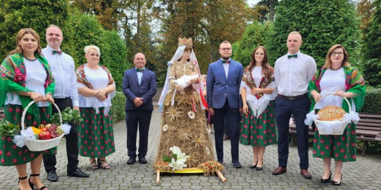 Końskie. Wieniec dożynkowy, który wykonały mieszkanki Starego Kazanowa / Fot. Wioletta Patynowska