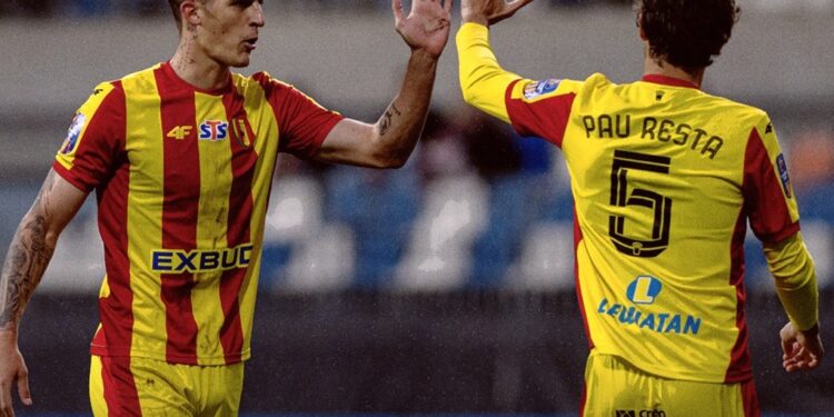 23.09.2025. Mecz STS Pucharu Polski Stal Rzeszów - Korona Kielce. Na zdjęciu (od lewej): Slobodan Rubezić, Pau Resta / Fot. Korona Kielce
