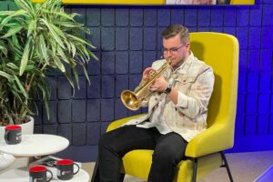 Audycja „Dzień Dobry, to Ja! Rozmowy inne niż wszystkie w Radiu Kielce”. Muzyk Kuba Kowalski / Fot. Wiktor Taszłow - Radio Kielce