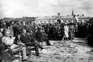 Kielce. Plac Wolności. 8 sierpnia 1926 r. Uroczystości V Zjazdu Legionistów na placu Wolności. Na zdjęciu marszałek Józef Piłsudski z żoną Aleksandrą. Z lewej strony marszałka - wojewoda kielecki Ignacy Manteuffel, z tyłu - mjr Aleksander Prystor / źródło: fotopolska.eu