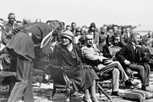 Kielce. Plac Wolności. 8 sierpnia 1926 r. Uroczystości V Zjazdu Legionistów na placu Wolności. Na zdjęciu marszałek Józef Piłsudski w towarzystwie żony Aleksandry (z lewej), wojewody kieleckiego Ignacego Manteuffla (z prawej z tyłu), szefa Gabinetu Wojskowego Prezydenta RP płk. Sergiusza Zahorskiego (oparty na szabli) i adiutanta por. Michała Galińskiego (z lewej, za wojewodą) / źródło: fotopolska.eu