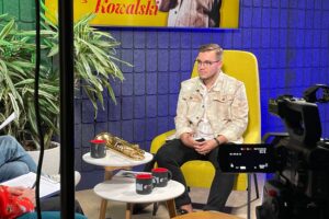 Audycja „Dzień Dobry, to Ja! Rozmowy inne niż wszystkie w Radiu Kielce”. Muzyk Kuba Kowalski / Fot. Wiktor Taszłow - Radio Kielce