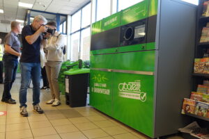 Czas na wdrożenie systemu kaucyjnego. Specjalny automat stanął w sklepie