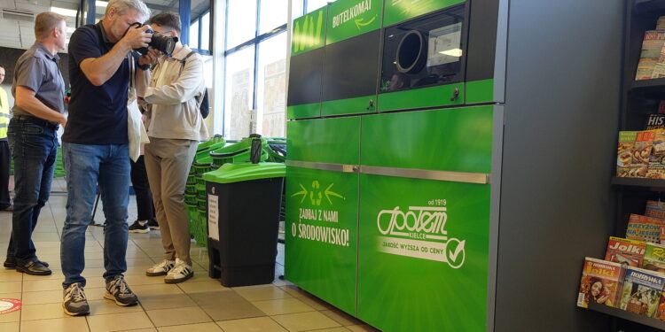 Czas na wdrożenie systemu kaucyjnego. Specjalny automat stanął w sklepie