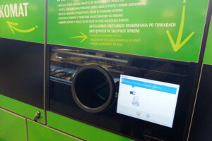 Czas na wdrożenie systemu kaucyjnego. Specjalny automat stanął w sklepie - Radio Kielce