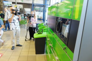 Czas na wdrożenie systemu kaucyjnego. Specjalny automat stanął w sklepie - Radio Kielce