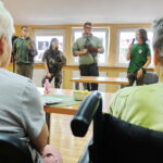 11.09.2025. Kielce. Pokazy sokolników wykonaniu uczniów z Zespołu Szkół Leśnych w Zagnańsku mogli obejrzeć pacjenci stacjonarnego hospicjum na osiedlu Czarnów w Kielcach / Fot. Jarosław Kubalski – Radio Kielce