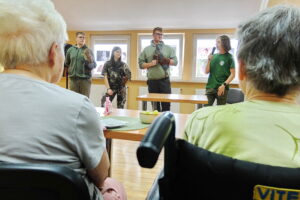 11.09.2025. Kielce. Pokazy sokolników wykonaniu uczniów z Zespołu Szkół Leśnych w Zagnańsku mogli obejrzeć pacjenci stacjonarnego hospicjum na osiedlu Czarnów w Kielcach / Fot. Jarosław Kubalski – Radio Kielce