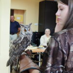 11.09.2025. Kielce. Pokazy sokolników wykonaniu uczniów z Zespołu Szkół Leśnych w Zagnańsku mogli obejrzeć pacjenci stacjonarnego hospicjum na osiedlu Czarnów w Kielcach / Fot. Jarosław Kubalski – Radio Kielce