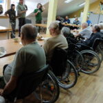 11.09.2025. Kielce. Pokazy sokolników wykonaniu uczniów z Zespołu Szkół Leśnych w Zagnańsku mogli obejrzeć pacjenci stacjonarnego hospicjum na osiedlu Czarnów w Kielcach / Fot. Jarosław Kubalski – Radio Kielce