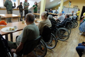11.09.2025. Kielce. Pokazy sokolników wykonaniu uczniów z Zespołu Szkół Leśnych w Zagnańsku mogli obejrzeć pacjenci stacjonarnego hospicjum na osiedlu Czarnów w Kielcach / Fot. Jarosław Kubalski – Radio Kielce