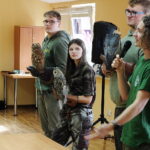 11.09.2025. Kielce. Pokazy sokolników wykonaniu uczniów z Zespołu Szkół Leśnych w Zagnańsku mogli obejrzeć pacjenci stacjonarnego hospicjum na osiedlu Czarnów w Kielcach / Fot. Jarosław Kubalski – Radio Kielce