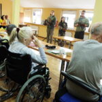 11.09.2025. Kielce. Pokazy sokolników wykonaniu uczniów z Zespołu Szkół Leśnych w Zagnańsku mogli obejrzeć pacjenci stacjonarnego hospicjum na osiedlu Czarnów w Kielcach / Fot. Jarosław Kubalski – Radio Kielce