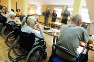 11.09.2025. Kielce. Pokazy sokolników wykonaniu uczniów z Zespołu Szkół Leśnych w Zagnańsku mogli obejrzeć pacjenci stacjonarnego hospicjum na osiedlu Czarnów w Kielcach / Fot. Jarosław Kubalski – Radio Kielce