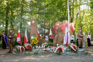 Biało-czerwona pamięć w środku lasu - Radio Kielce