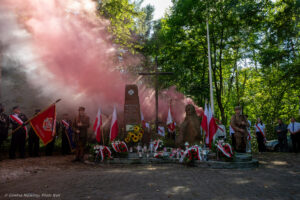 Biało-czerwona pamięć w środku lasu - Radio Kielce