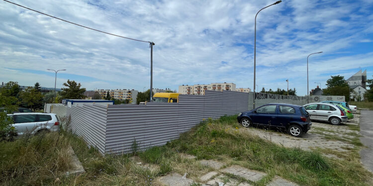 27.08.2025. Kielce. Były parking na Śliichowicach. Miejsce, gdzie buduje się żłobek / Fot. Wiktor Taszłow - Radio Kielce