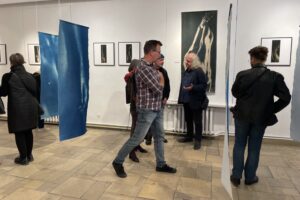 26.09.2025. Sandomierz. Wystawa fotograficzna Alicji Przybyszowskiej pt. „Transmutacje" / Fot. Grażyna Szlęzak-Wójcik - Radio Kielce