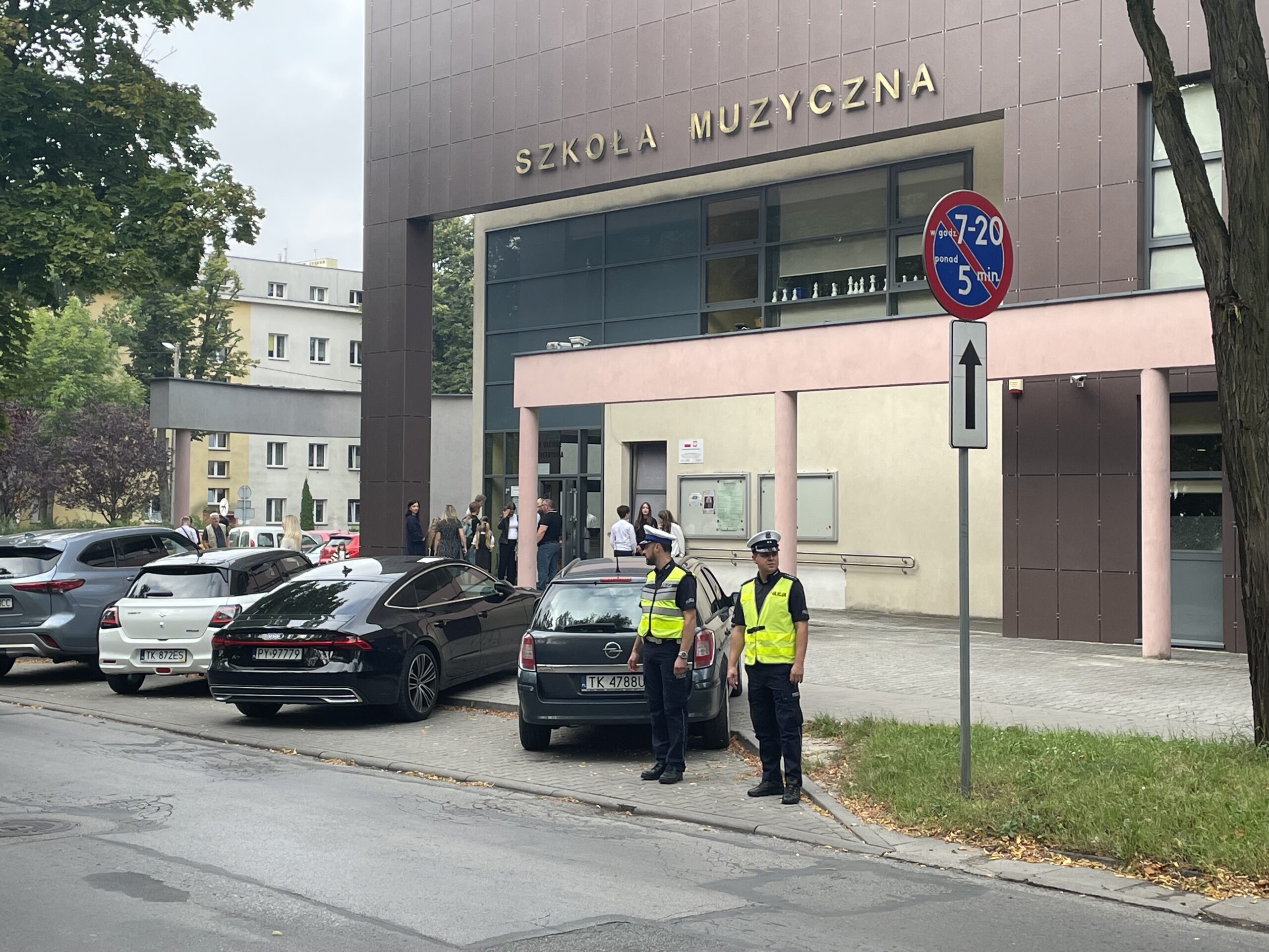 Policjanci pomagają dzieciom bezpiecznie dotrzeć do szkoły - Radio Kielce 01.09.2025. Kielce. Akcja „Bezpieczna droga do szkoły” / Fot. Kamil Król - Radio Kielce