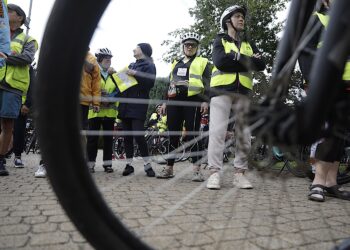 Cykliści jadą na Święty Krzyż
