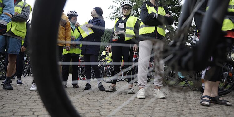 Cykliści jadą na Święty Krzyż