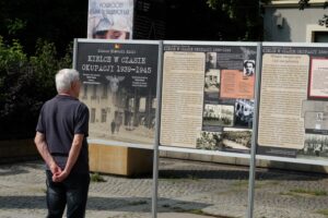 01.09.2025. Kielce. Plac Artystów. Wystawa „Miasto pod bombami. Początek II wojny światowej w Kielcach” / Fot. Jarosław Kubalski - Radio Kielce