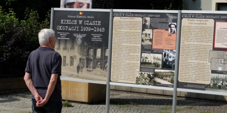 01.09.2025. Kielce. Plac Artystów. Wystawa „Miasto pod bombami. Początek II wojny światowej w Kielcach” / Fot. Jarosław Kubalski - Radio Kielce