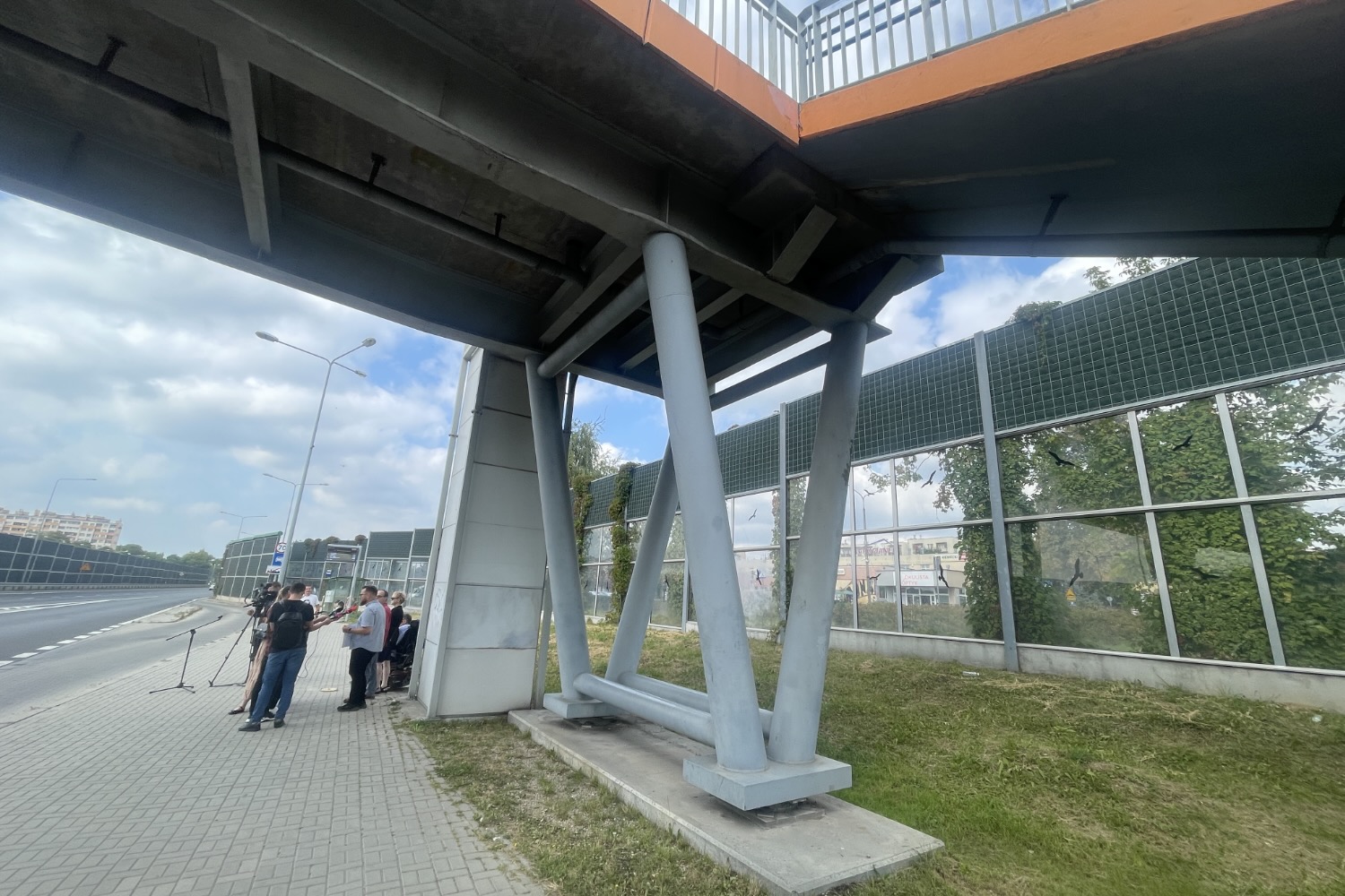 Mieszkańcy nie chcą pochylni zamiast wind - Radio Kielce 01.09.2025. Kielce. Winda przy kładce nad ulicą Świętokrzyską / Fot. Jarosław Kubalski - Radio Kielce