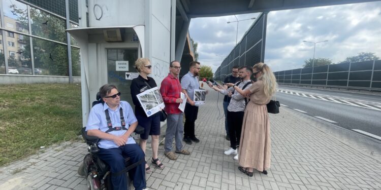 01.09.2025. Kielce. Winda przy kładce nad ulicą Świętokrzyską. Konferencja / Fot. Jarosław Kubalski - Radio Kielce